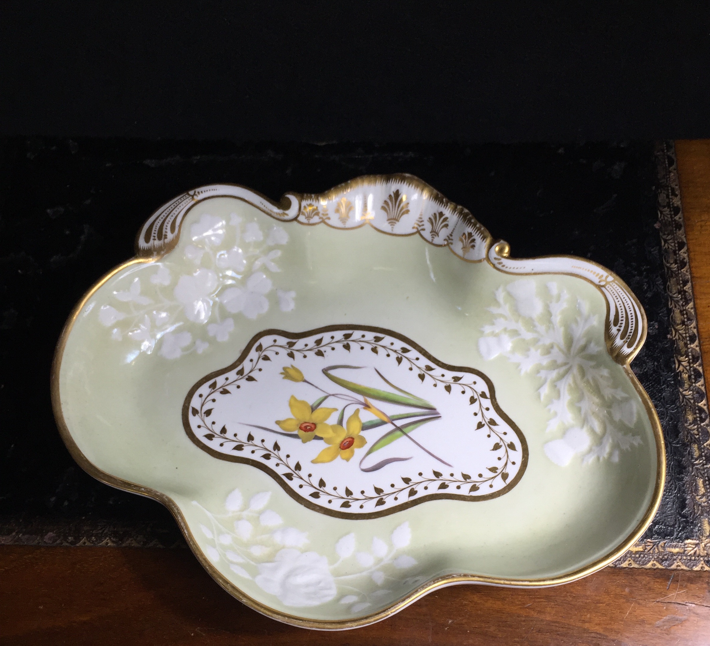 Chamberlains Worcester serving dish, daffodils, circa 1820-0