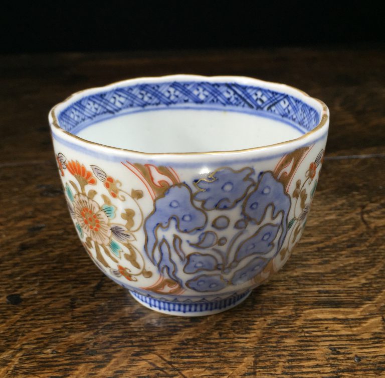 Japanese Imari porcelain bowl with dragon, 19th century