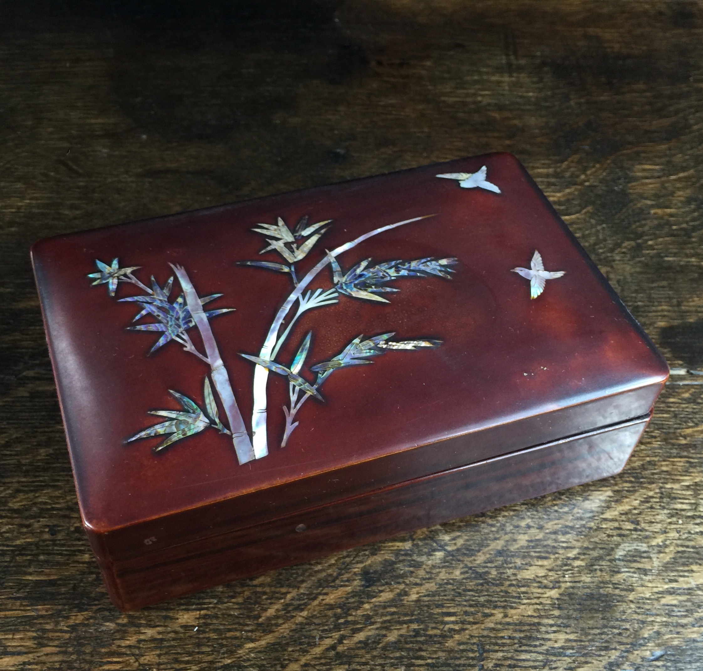 Japanese lacquer box with mother of pearl bird & bamboo, c.1920-0