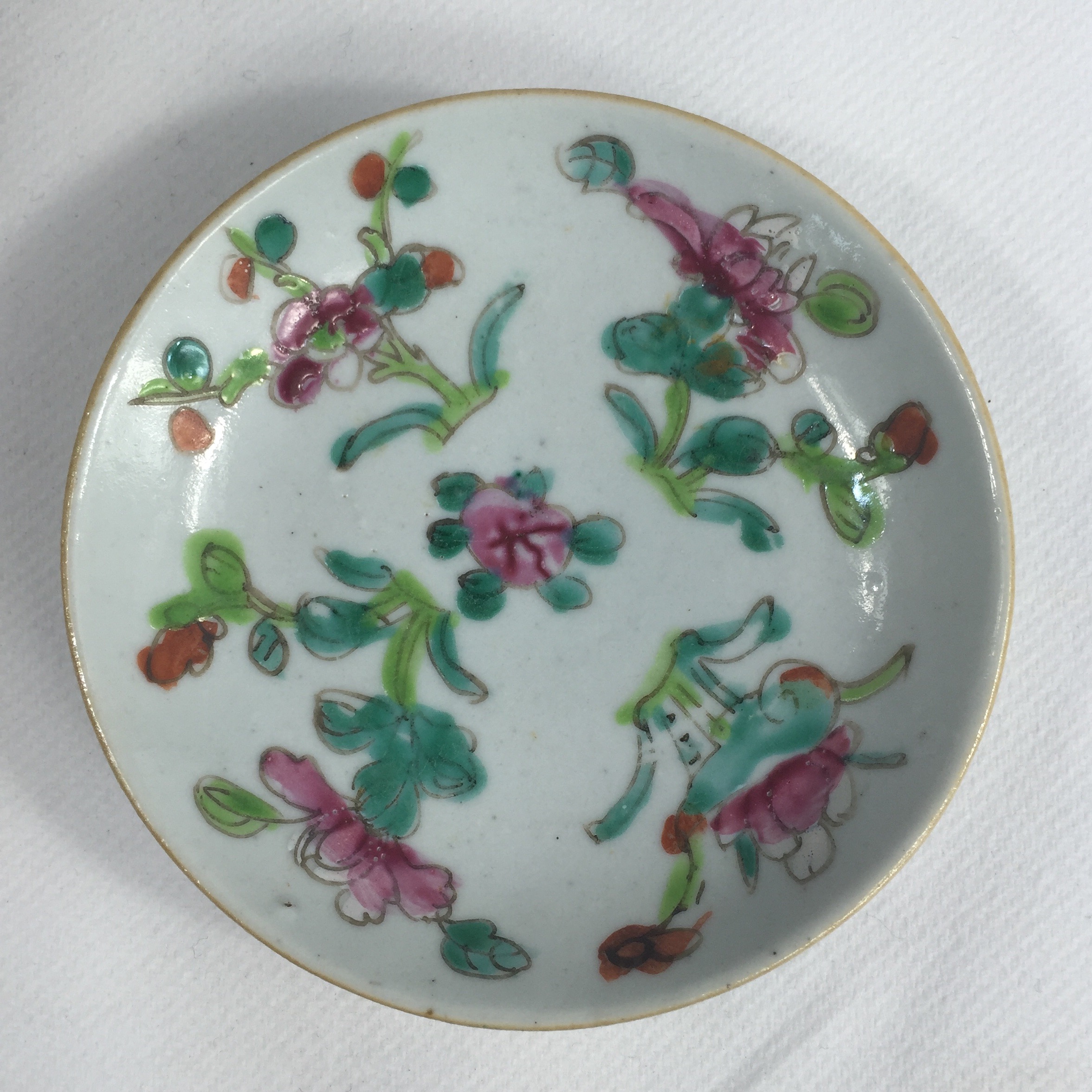 Small Cantonese porcelain dish, c. 1900-0