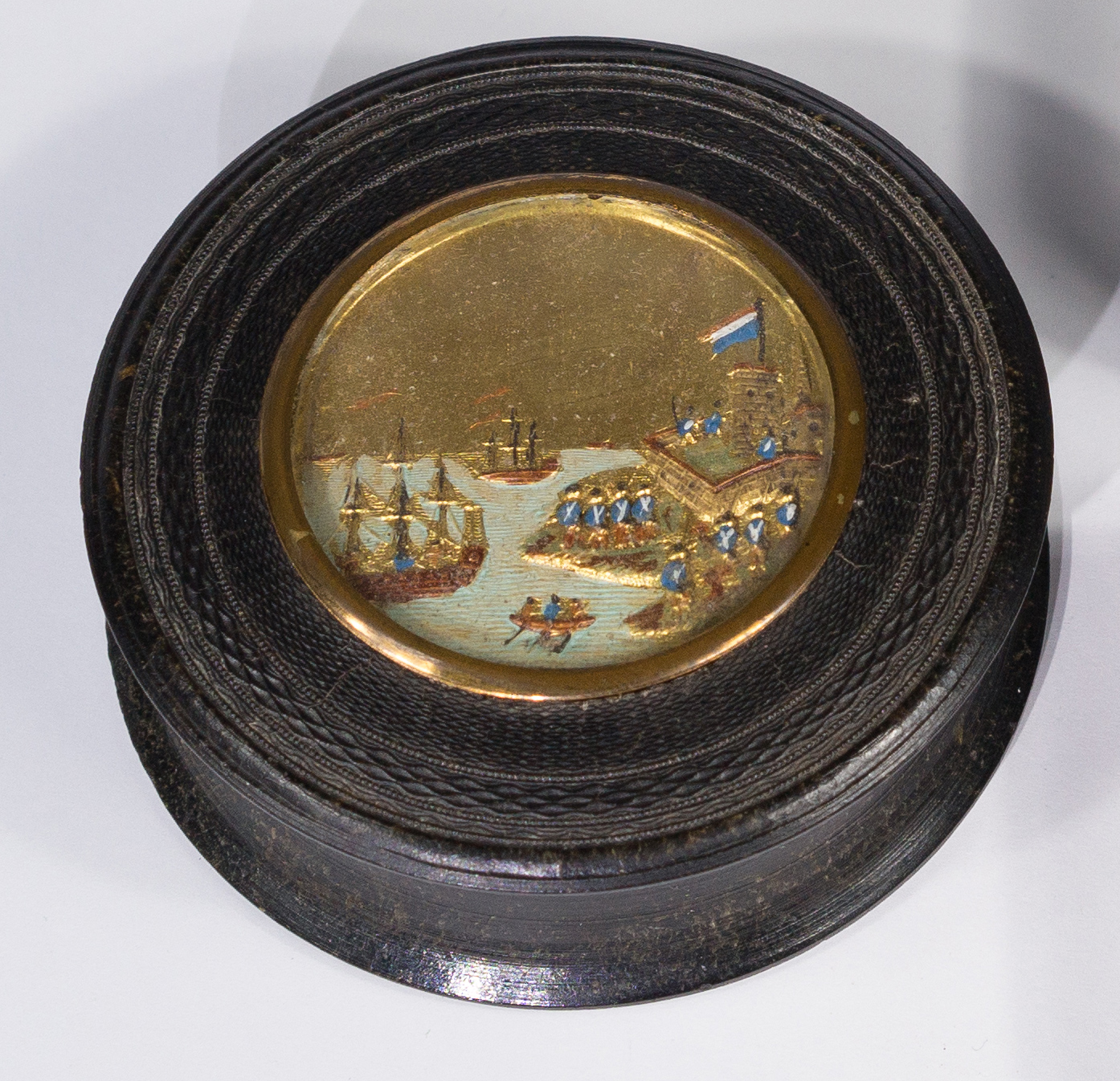 French circular composition snuffbox, naval battle scene, 19th century-0