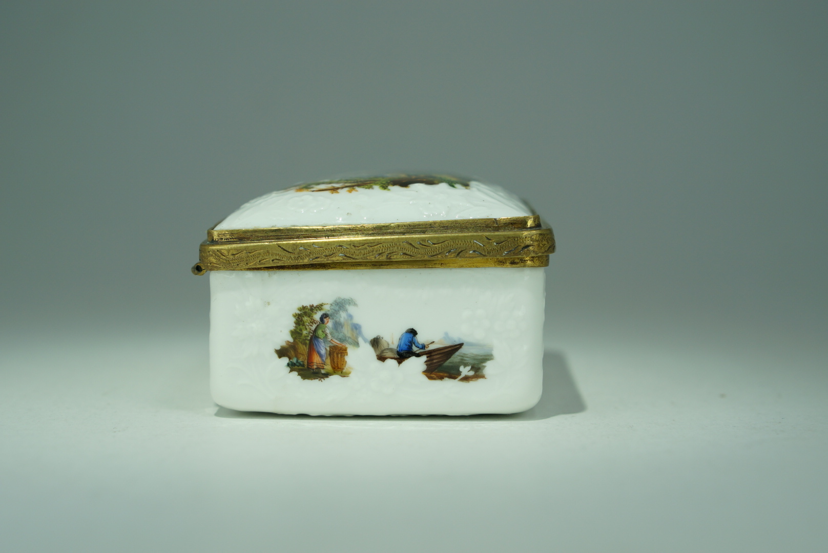 Meissen snuff box with fishing scenes, flower moulded, interior with ...