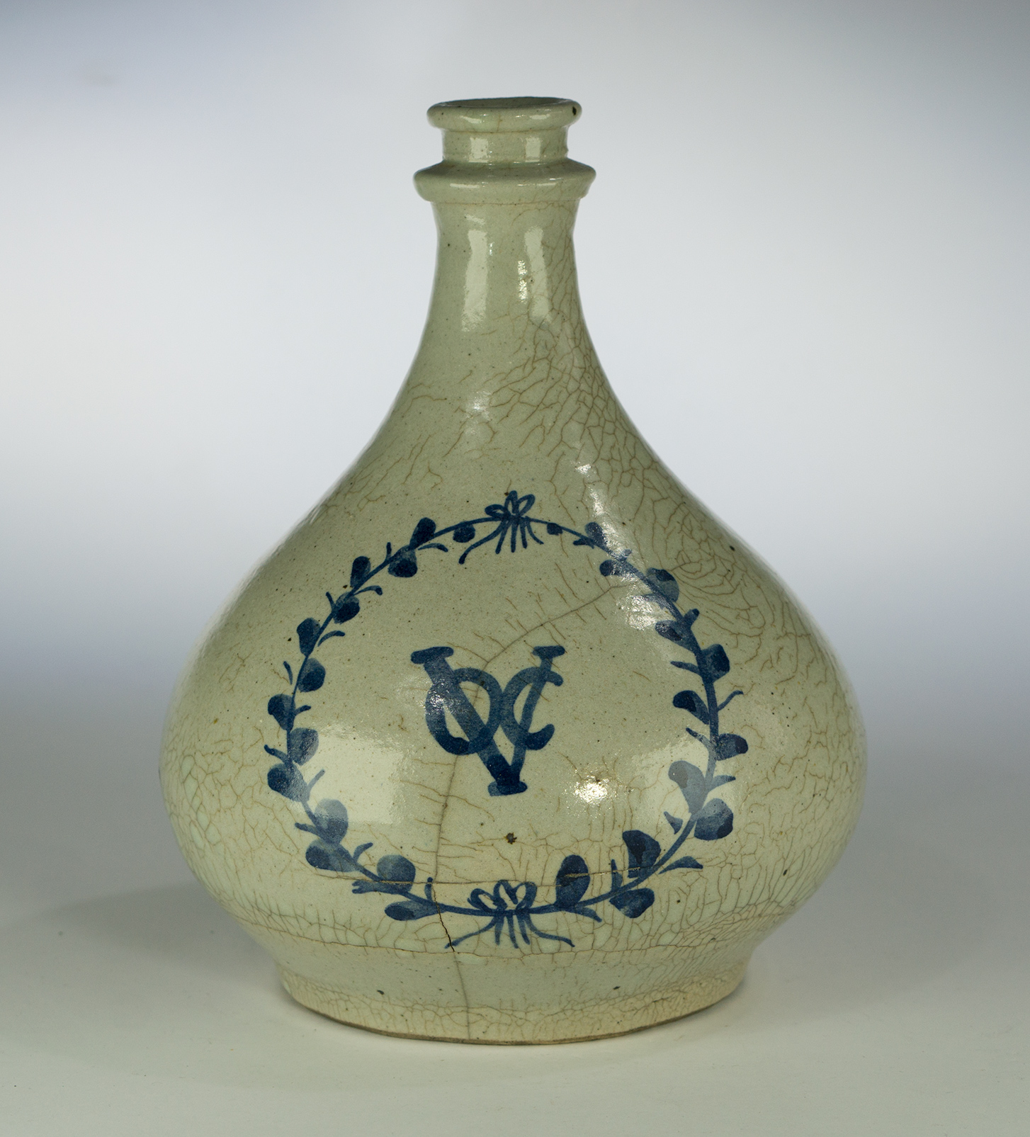 Japanese 'VOC' apothecary jar, 17th or 19th century. -0