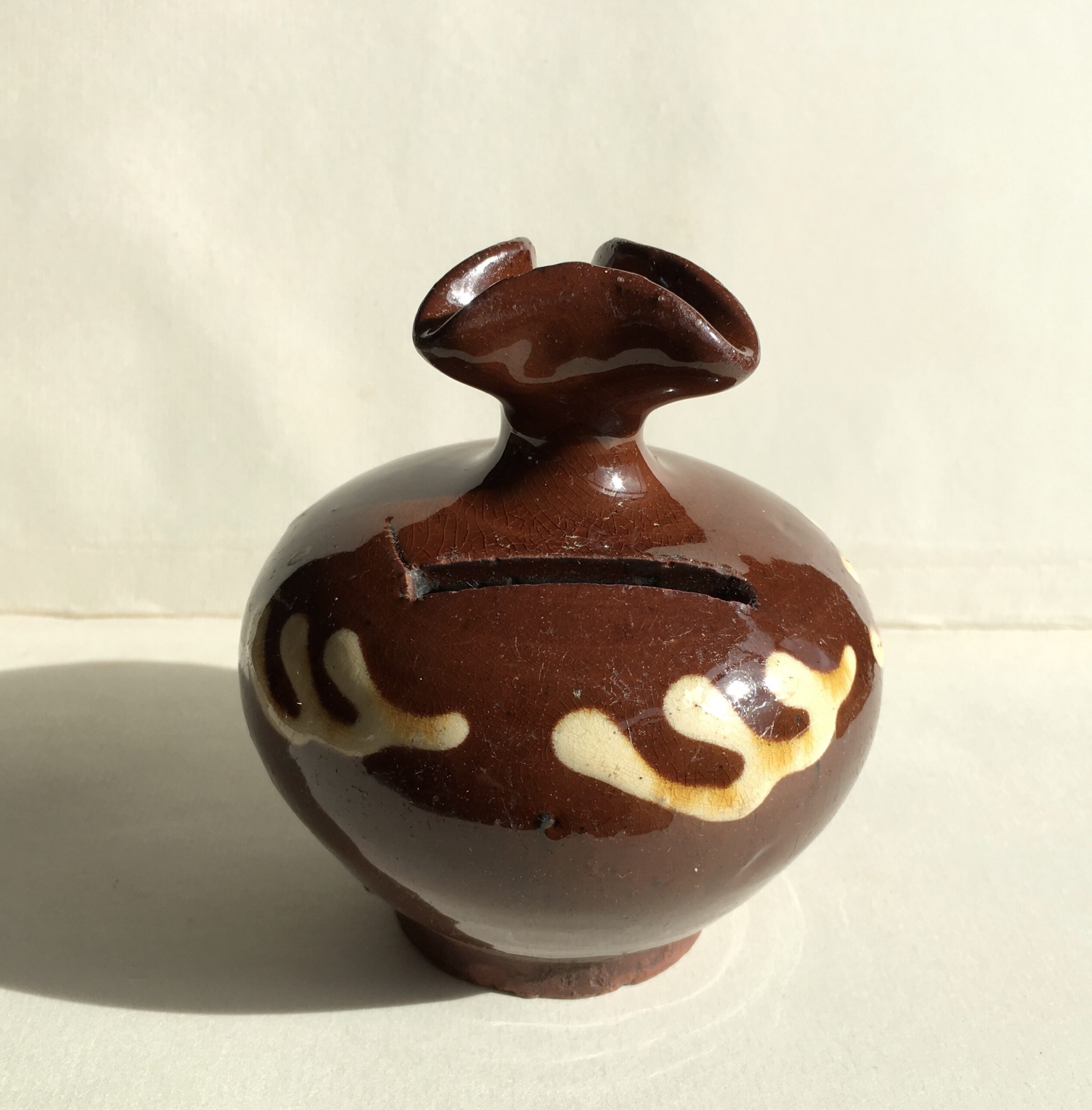 English or Dutch slipware money box, money bag shape, 19th century-0