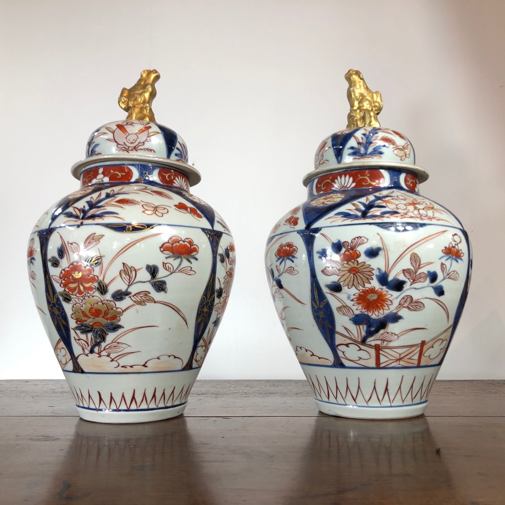 Japanese Imari pair of baluster vases with foo dog finials, Imari rabbit pattern, c.1700