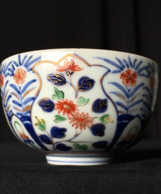 Japanese Imari bowl with fine flower decoration, 19th century-0