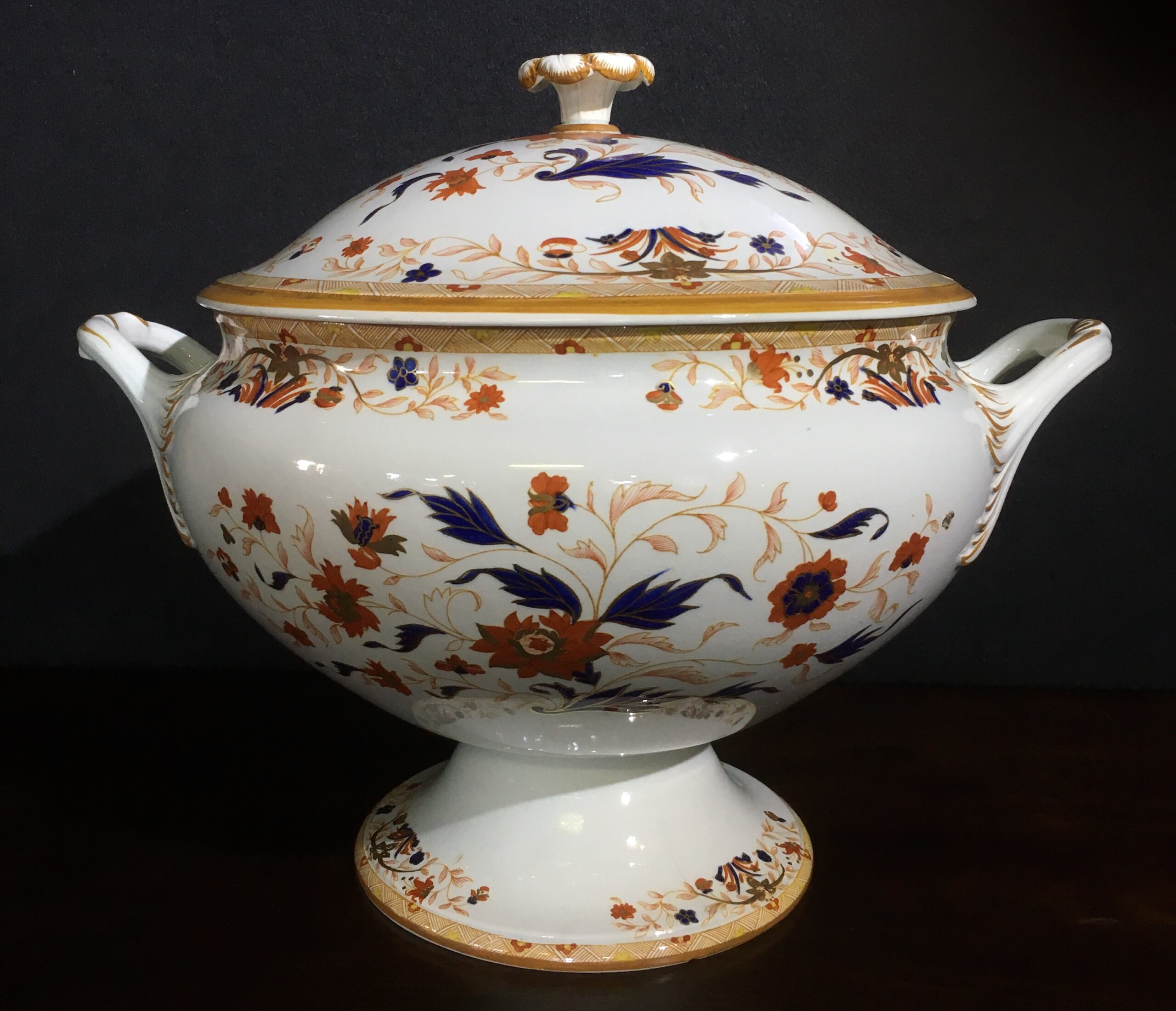 Large Wedgwood tureen with orange and blue flower decoration, c. 1820-0