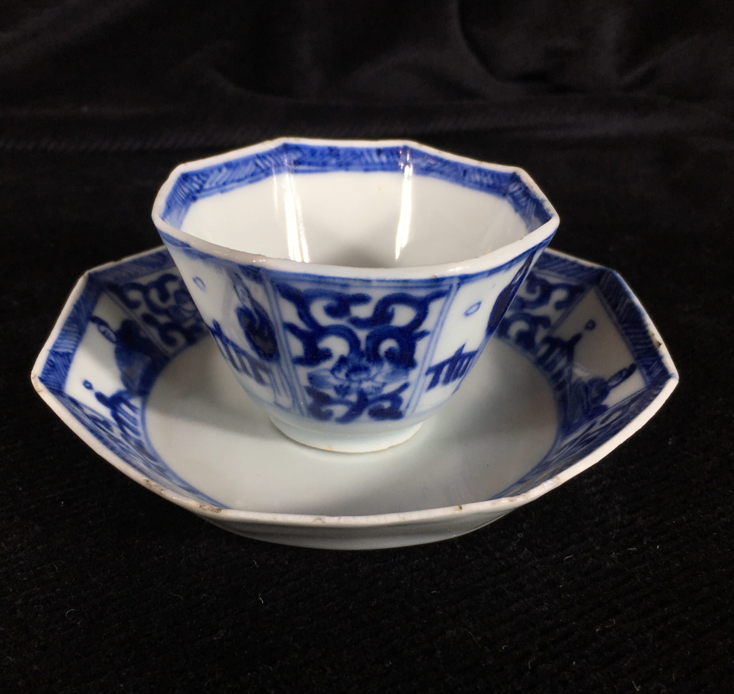 Chinese Export octagonal teabowl & saucer, blue & white figures, c.1740 -0