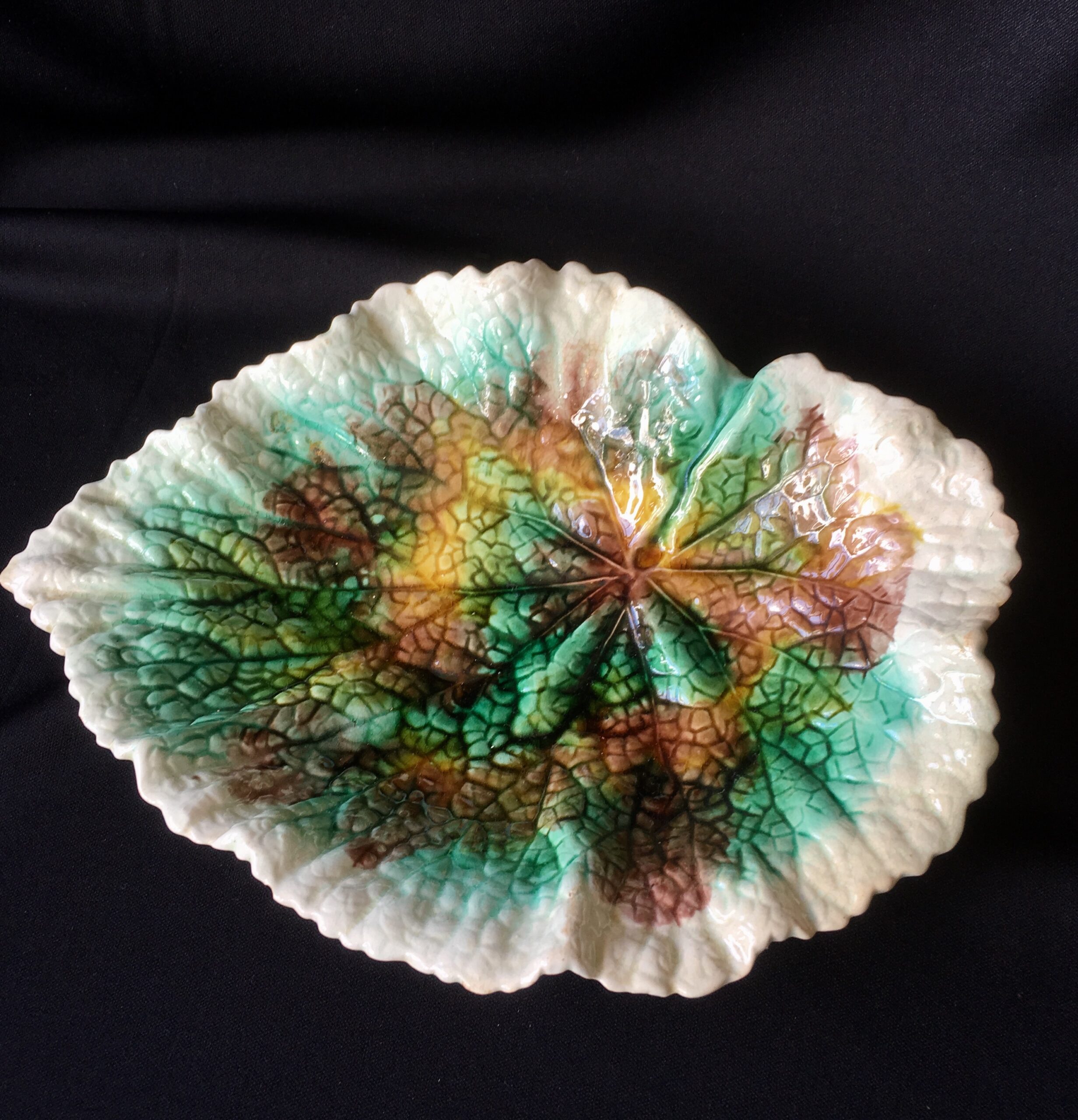 Victorian Majolica pottery Bergonia-leaf dish, c. 1870 -0