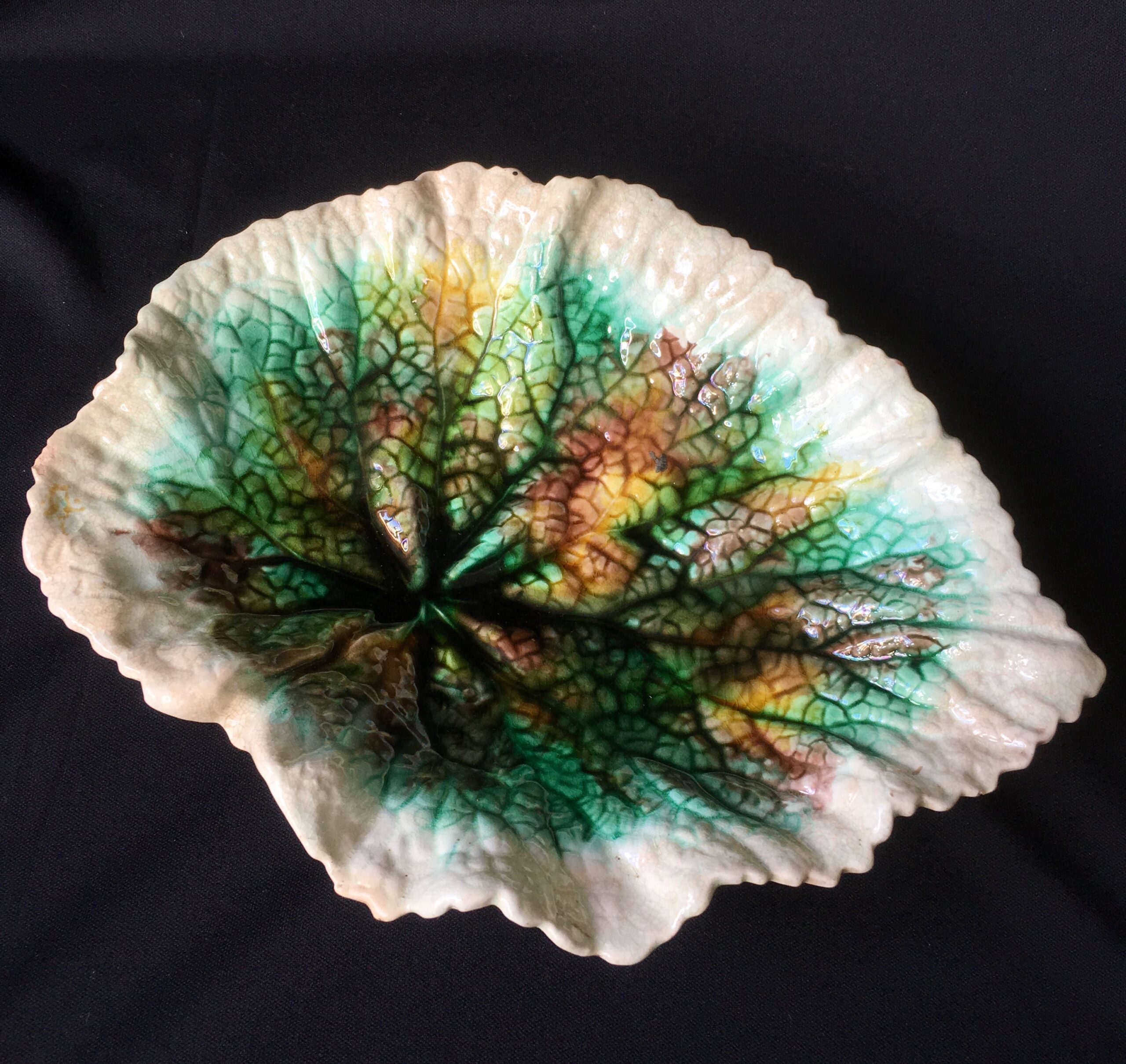 Victorian majolica pottery Bergonia-leaf dish, c. 1870 -0