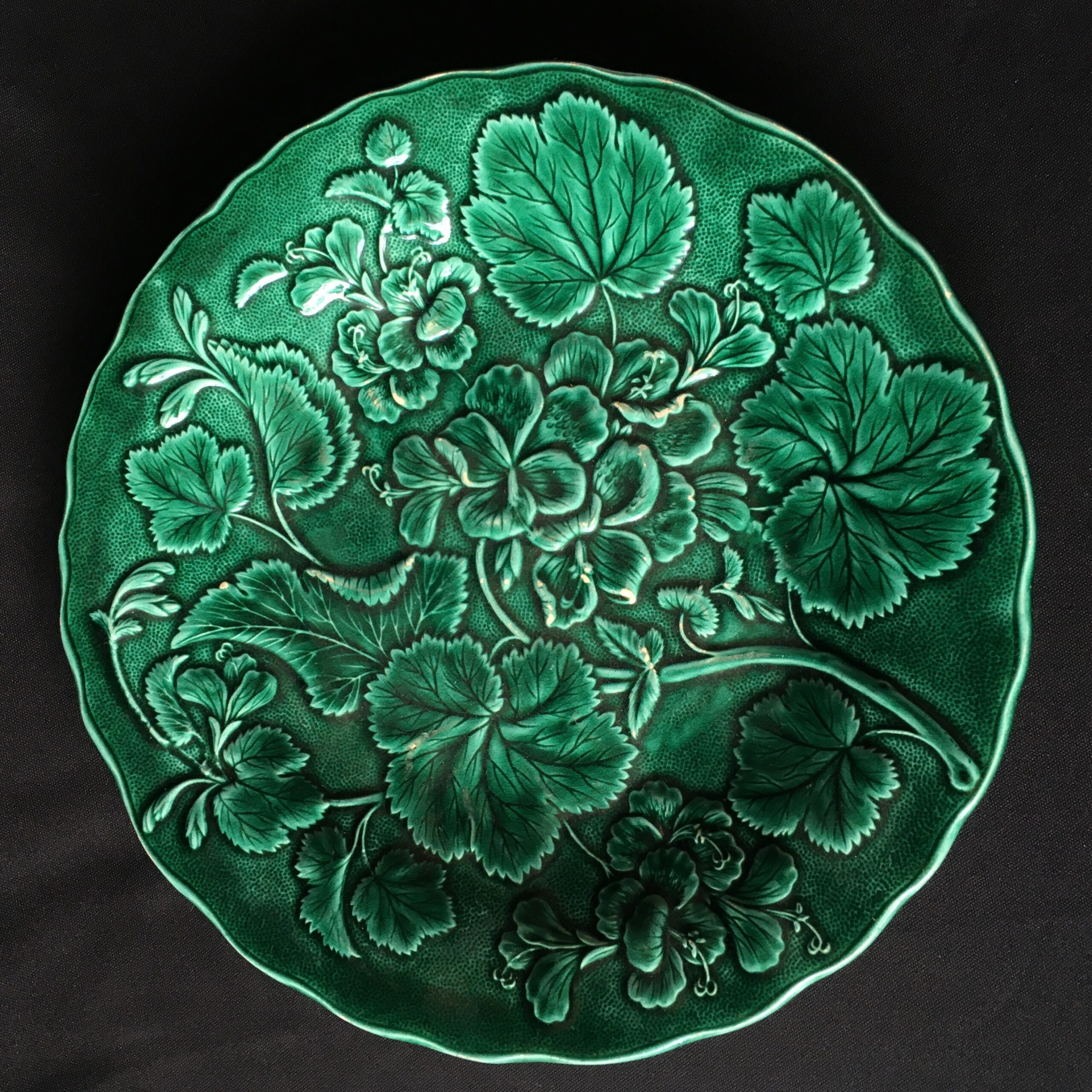 English green majolica plate moulded with Pelargoniums, 19th century -0