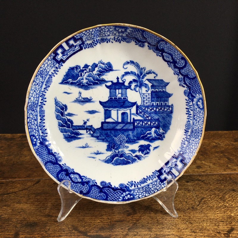 Caughley/Coalport hybrid hard paste dish with pagoda pattern, c.1800-0