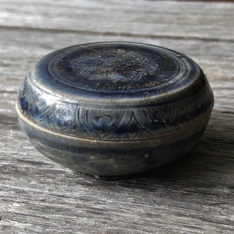 Vietnamese box with inscribed flowerhead, 15th century-0