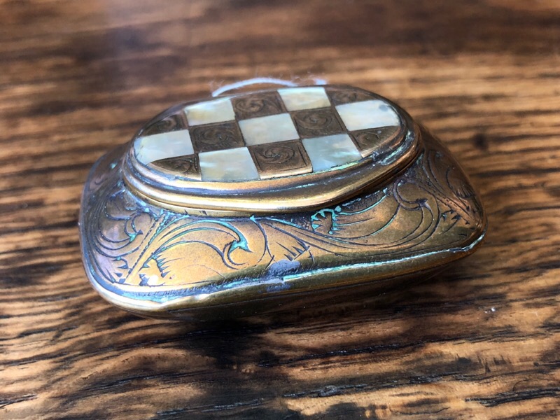 Brass snuff box with mother-of-pearl checkerboard inlay, engraved, 18th C. -0