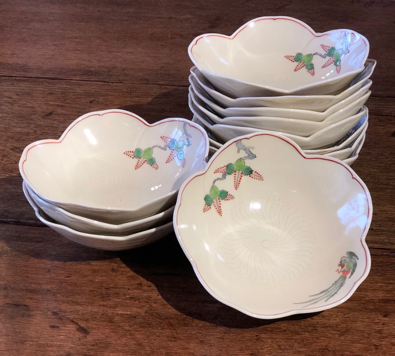 Japanese pottery bowl with Kakiemon style pattern, 20th century -0