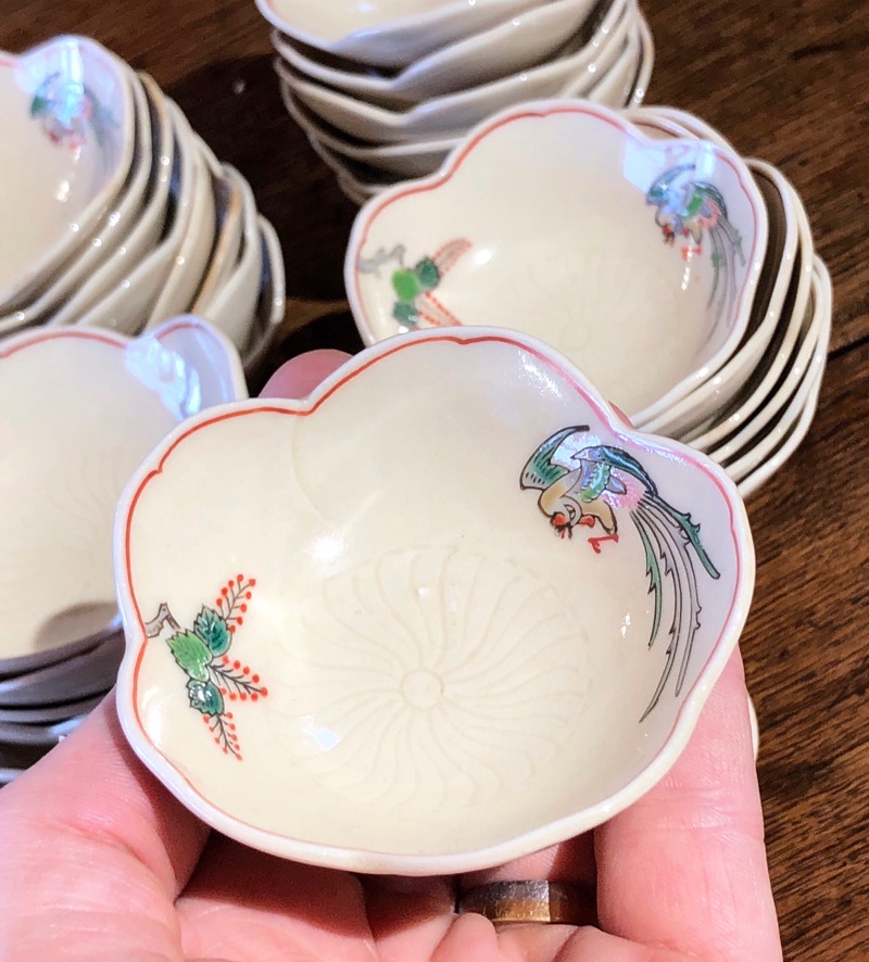 Japanese small bowl with Kakiemon style pattern, 20th century -0