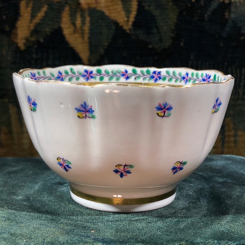 Caughley teabowl with cornflower sprig pattern, circa 1785. -0