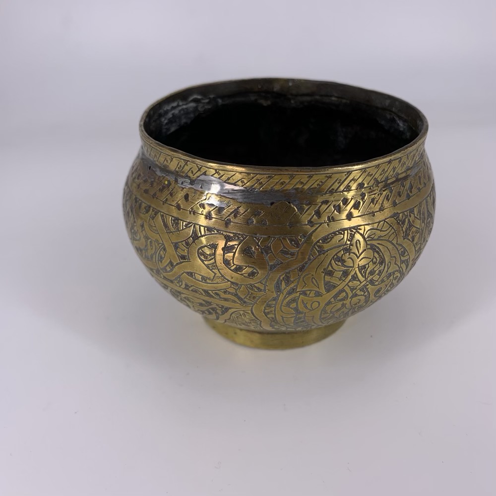 Small brass engraved pot, Damascus, 19th C | Moorabool Antiques Galleries