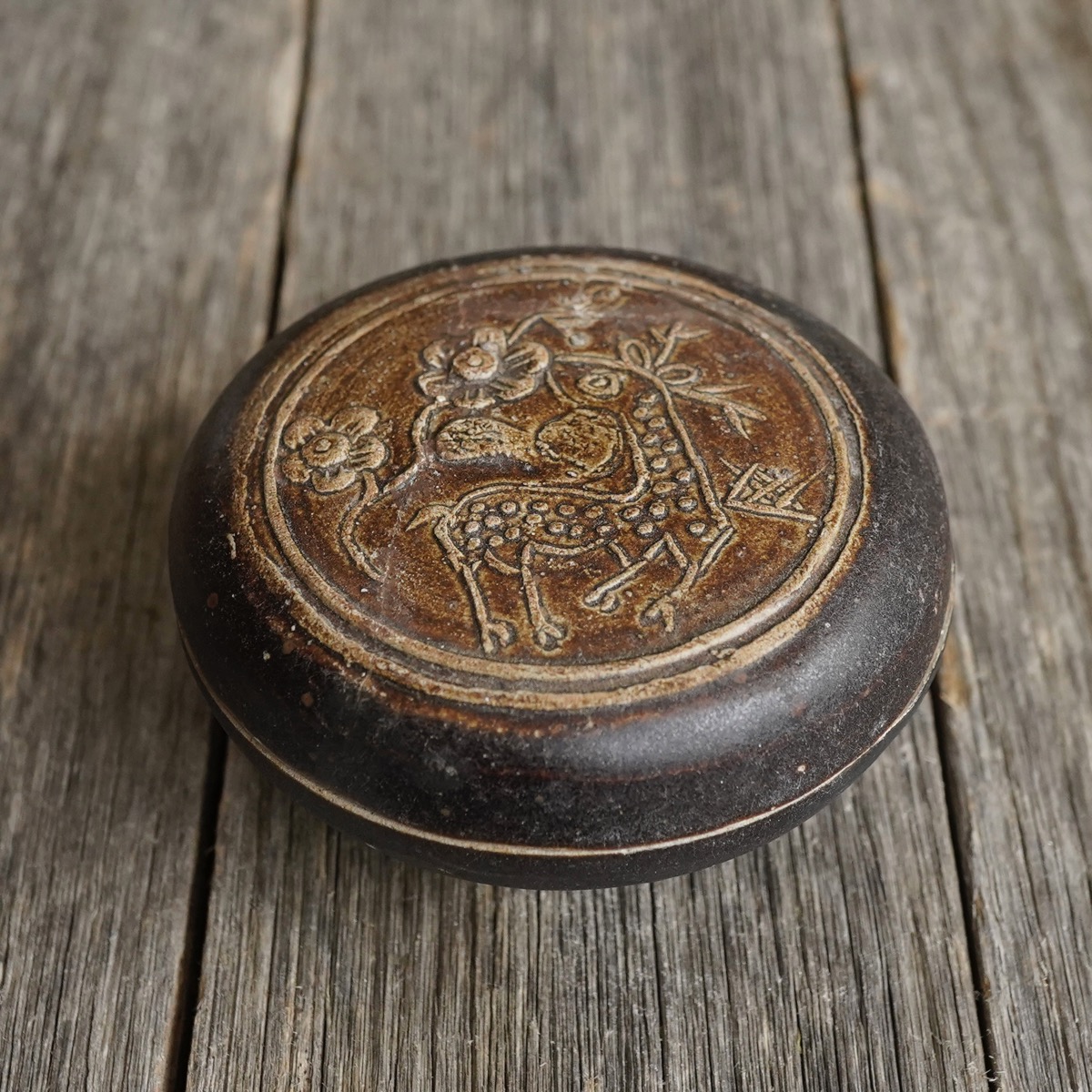 Thai stoneware box, deer moulded, 15th century