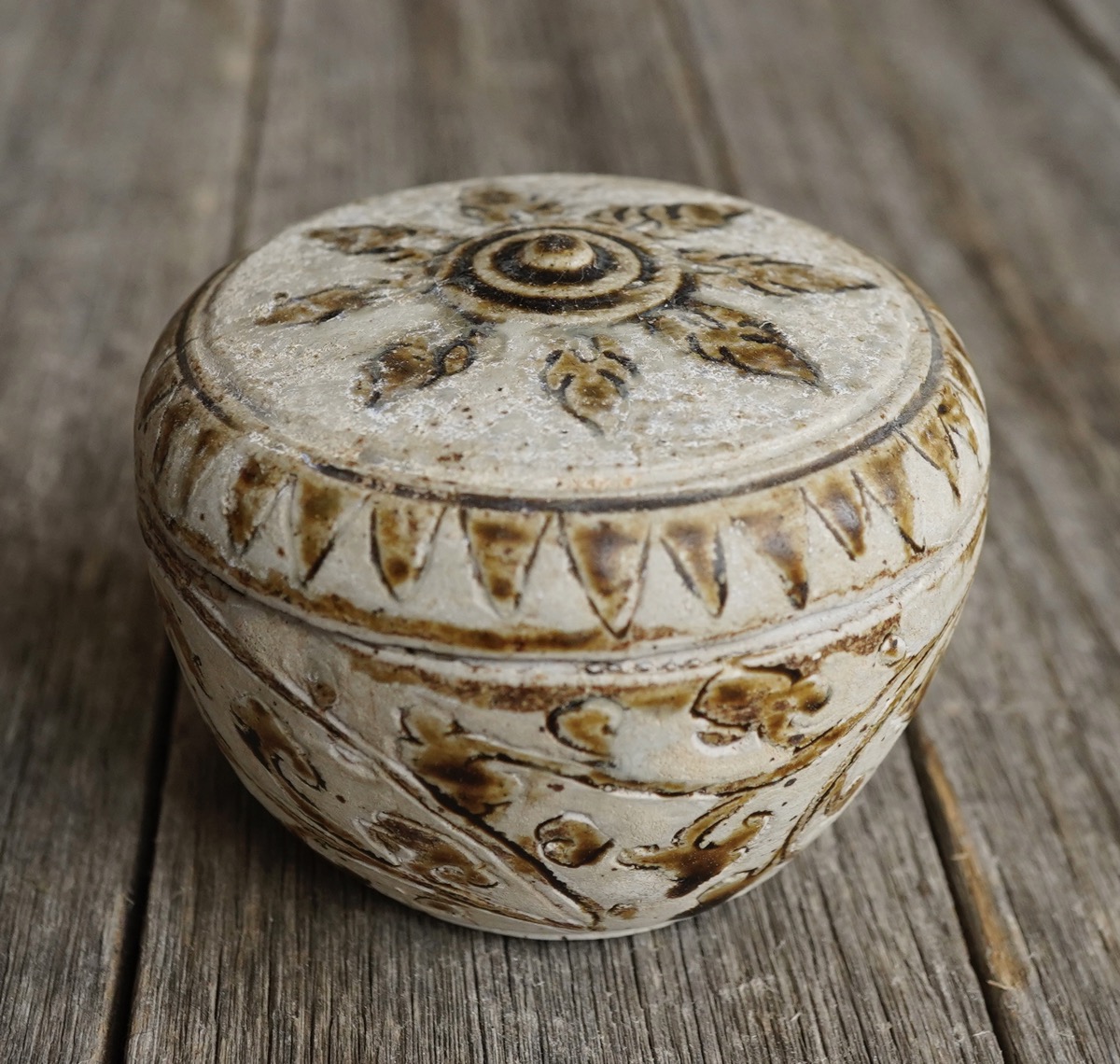 Thai Swankhalok stoneware box, lotus design in brown, 15th century