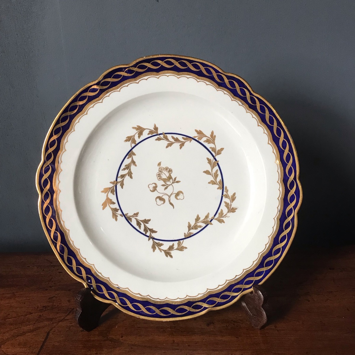 Flight Worcester plate, gilt wreath & blue band border,  C.1790