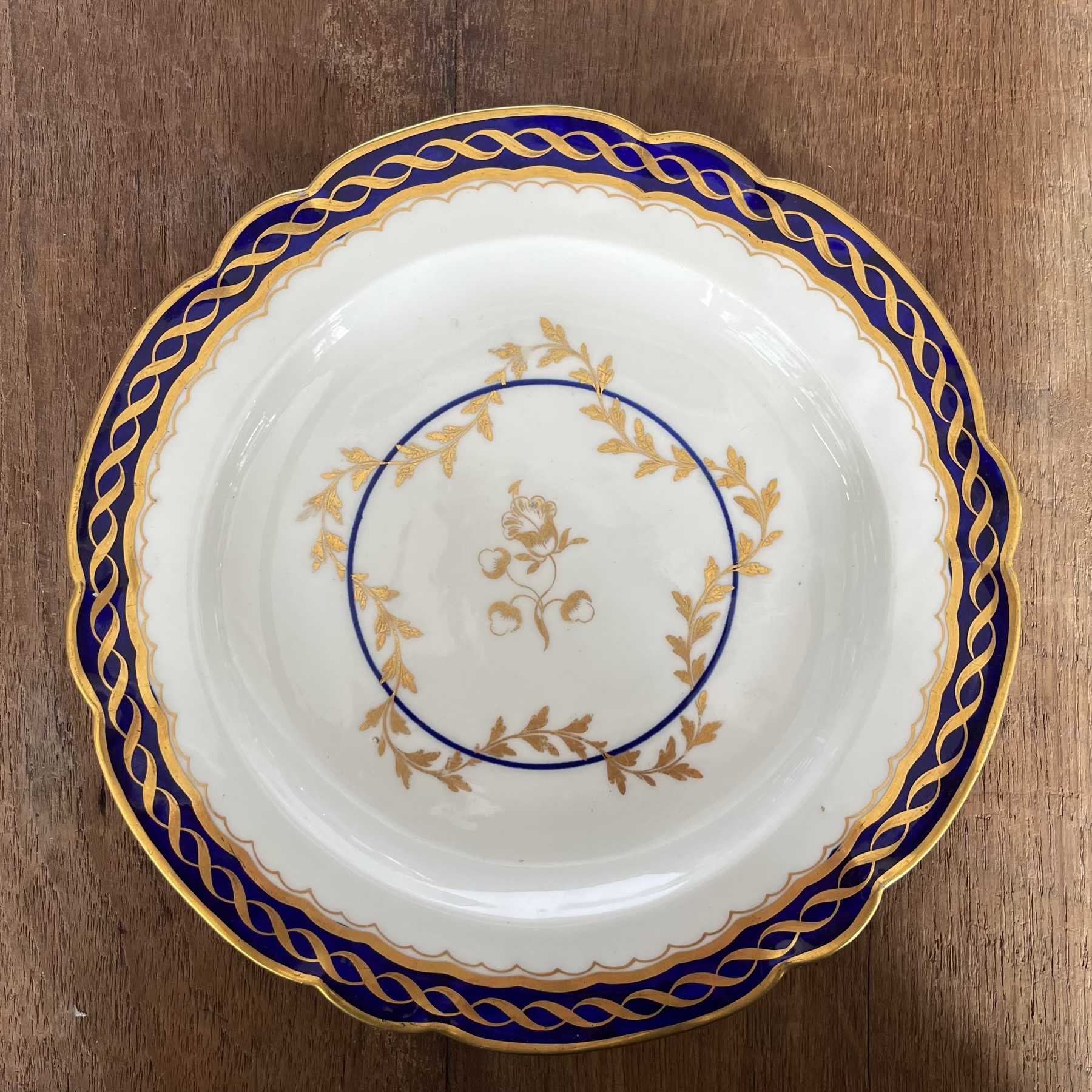 Flight Worcester plate, gilt wreath & blue band border,  C.1790