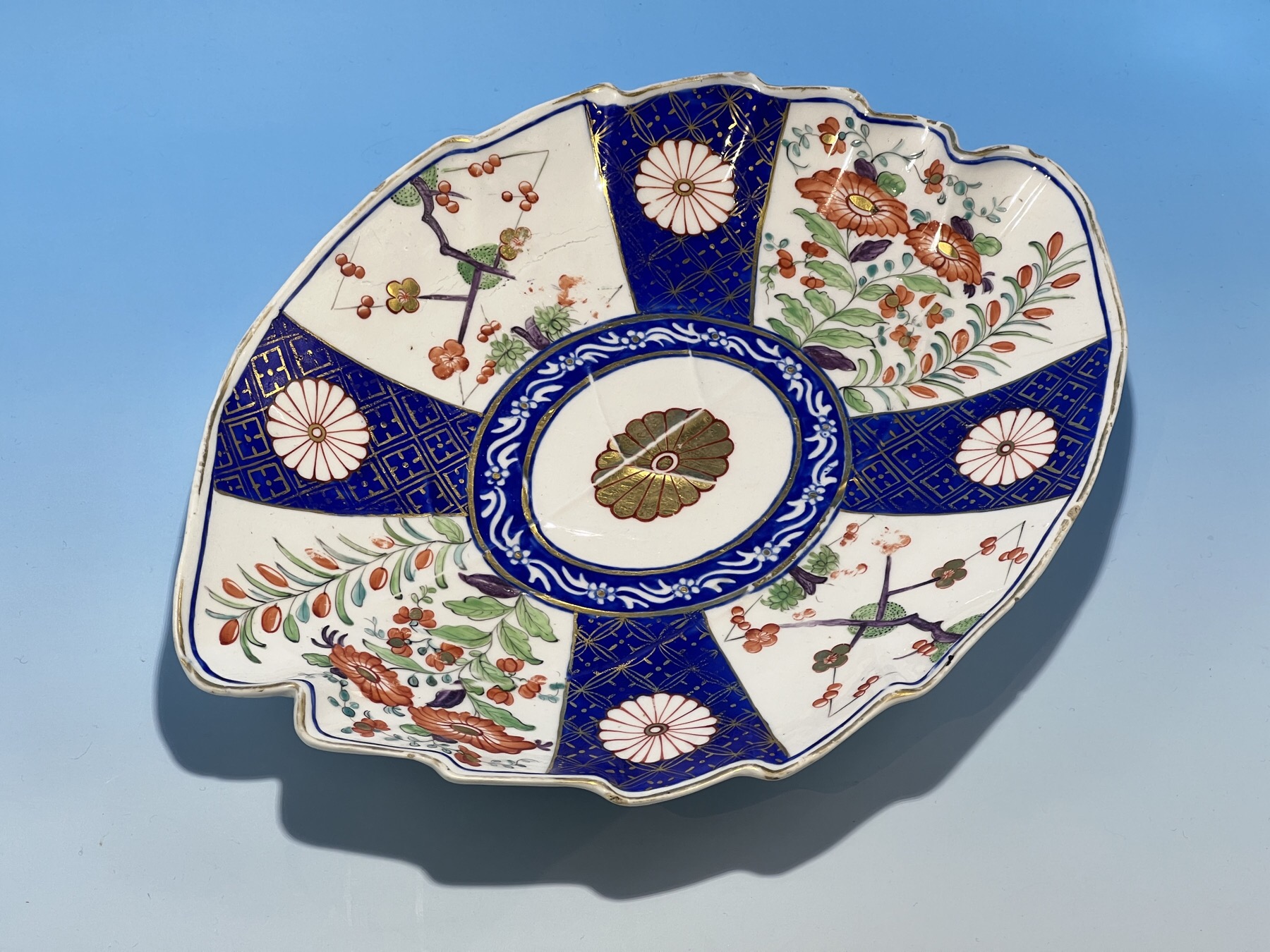 Bow porcelain dish