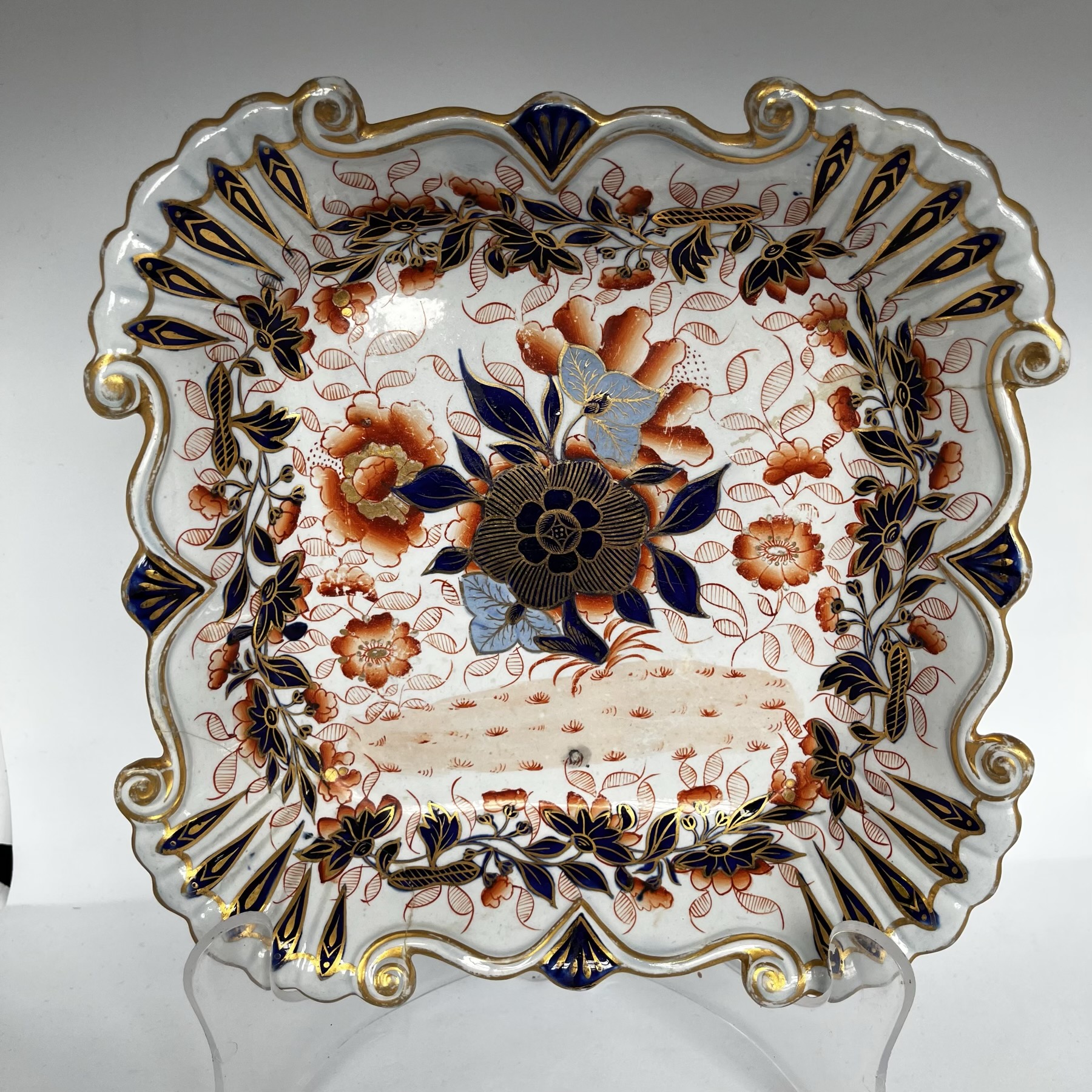 Square shaped pottery dish decorated with Imari pattern, shell moulded corners, C 1820