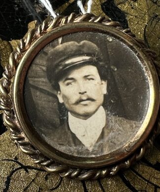 Small gilt metal circular portrait brooch, C.1900