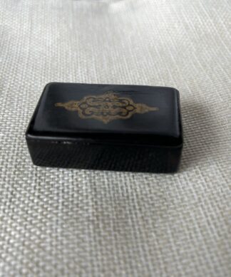 Small Victorian papier mache snuff box, gilt dec, c.1870