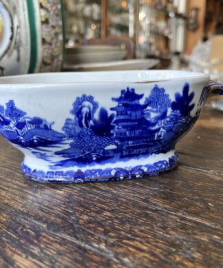 Small Davenport Pottery tureen base, Willow Pattern, c.1880