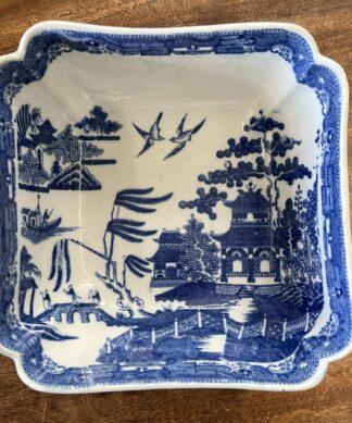 Spode pearlware salad bowl, 'Willow' pattern, c. 1810