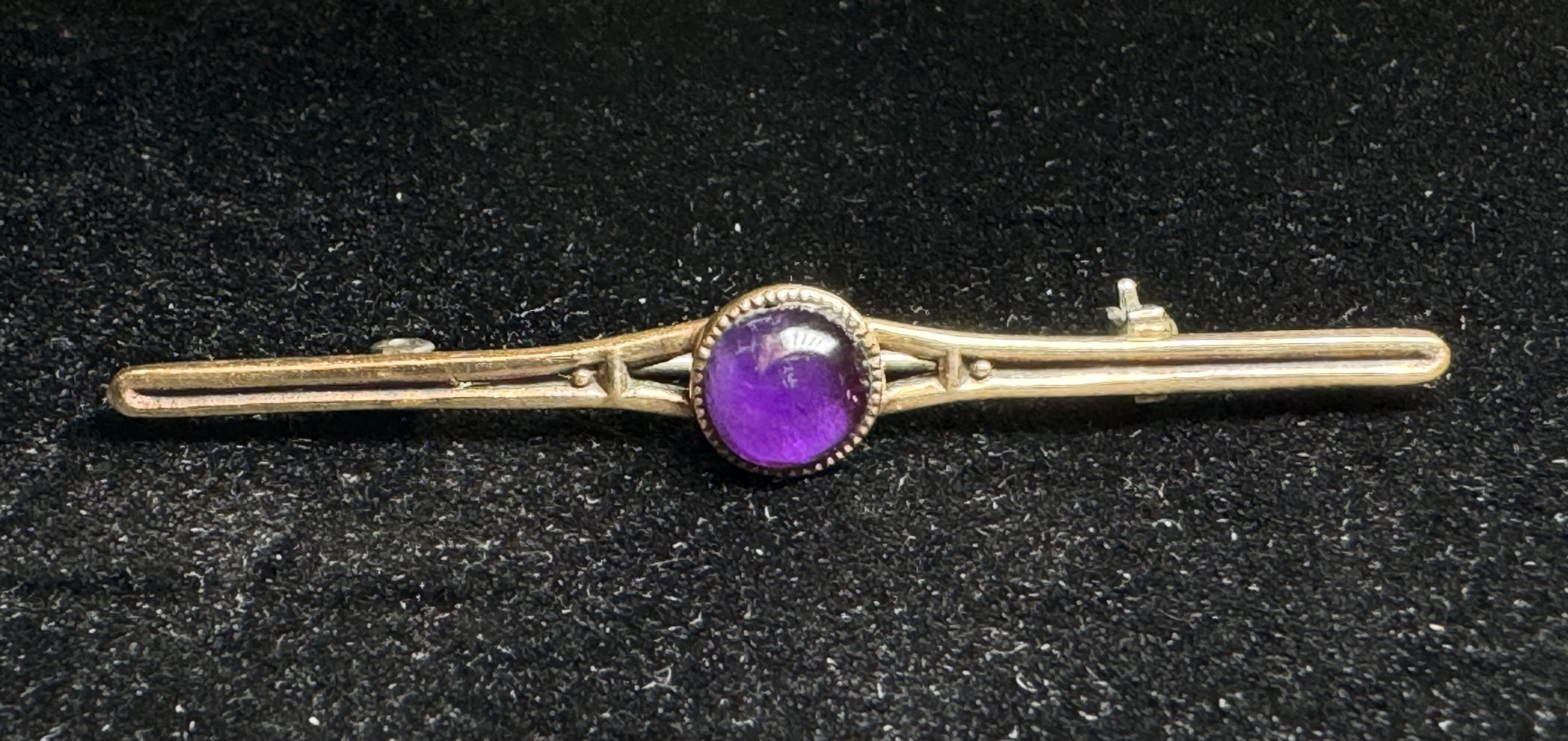 Colonial Gold bar brooch with amethyst cabochon, 19th century