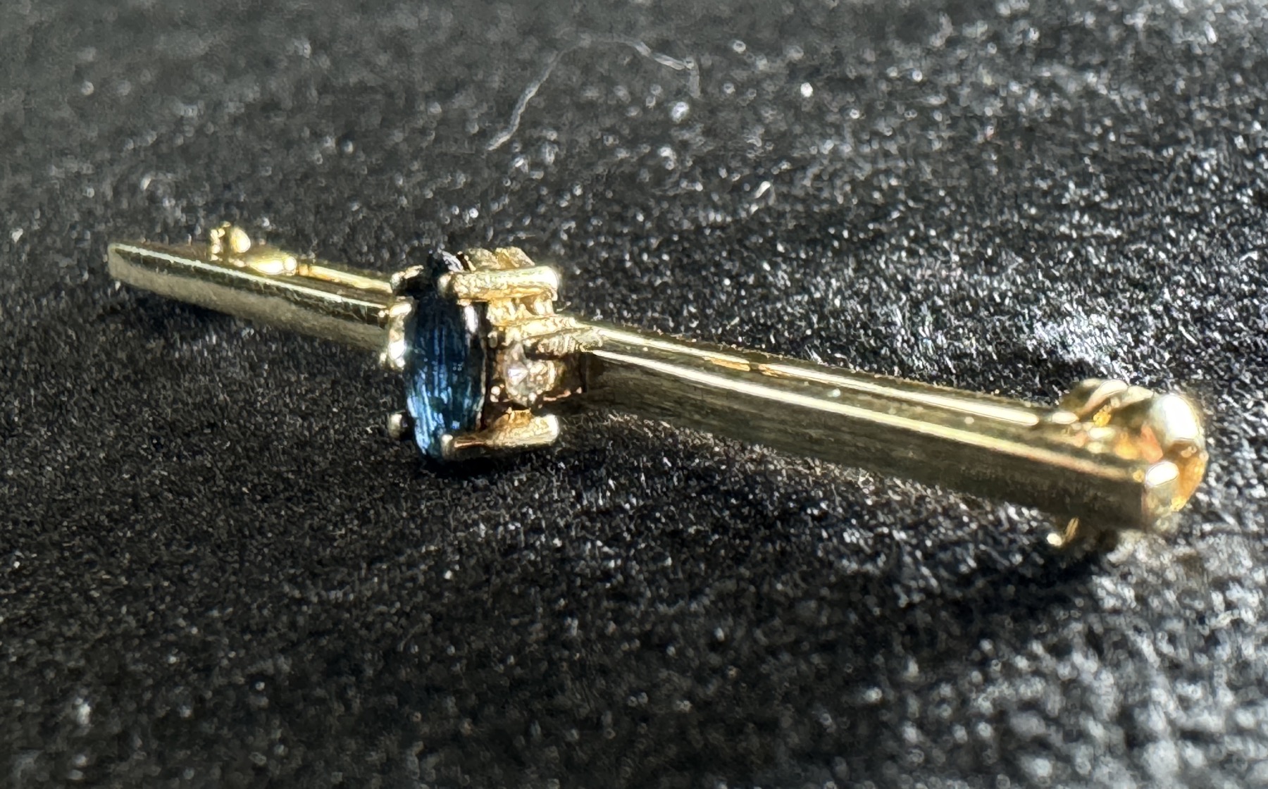 Elegant 9ct Gold bar brooch with deep blue Sapphire & 2 Diamonds